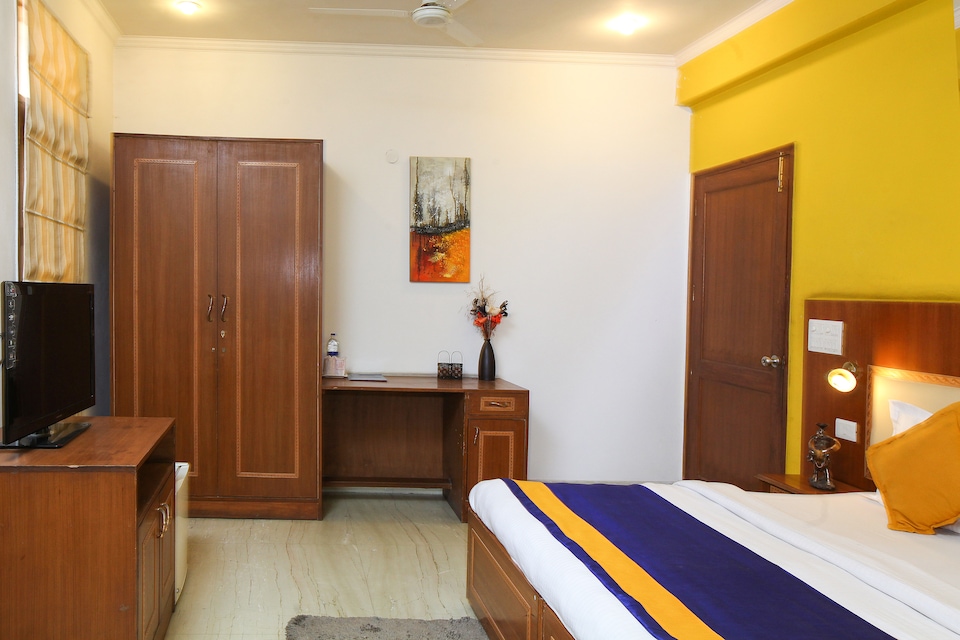OYO Rooms 106 Opposite Galleria Market, Huda 2, Gurgaon