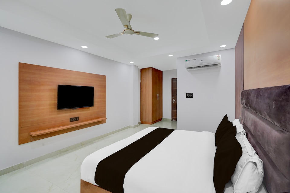 Super Collection O Sector 18 Metro station, Noida City, Noida