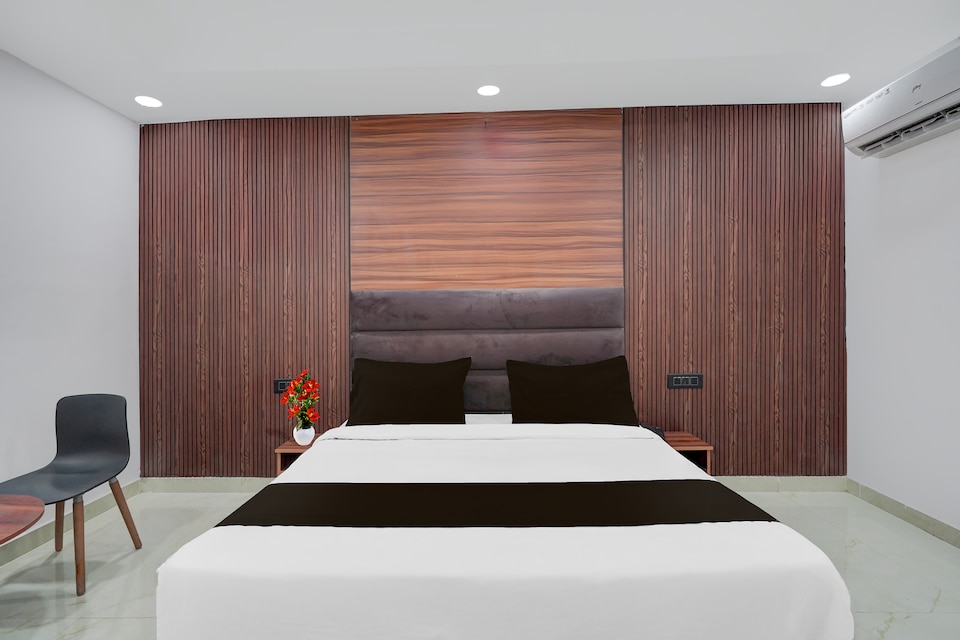 Super Collection O Sector 18 Metro station, Noida City, Noida