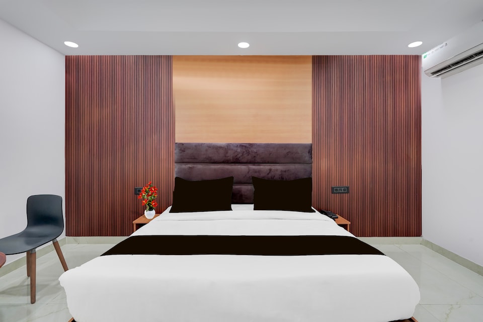 Super Collection O Sector 18 Metro station, Noida City, Noida