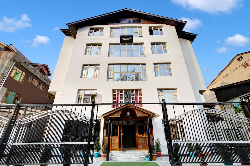 Super Townhouse Rajbagh Formerly Hotel Modern, Rajbagh, Srinagar