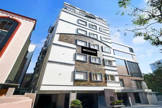 Townhouse Aarav Business Hotel 