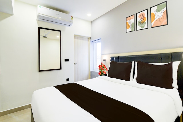 Townhouse Aarav Business Hotel 