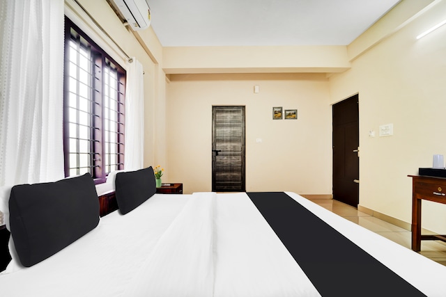 Hotel O Ambalamedu Puthenkurish Road