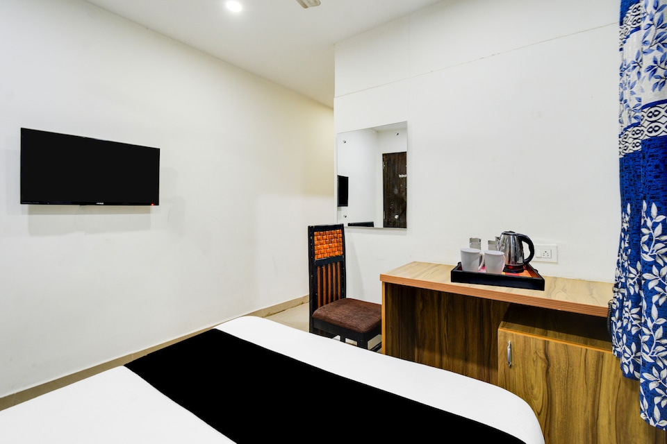 Super Townhouse HITEC City Metro Station Formerly JKC Grand, Madhapur, Hyderabad