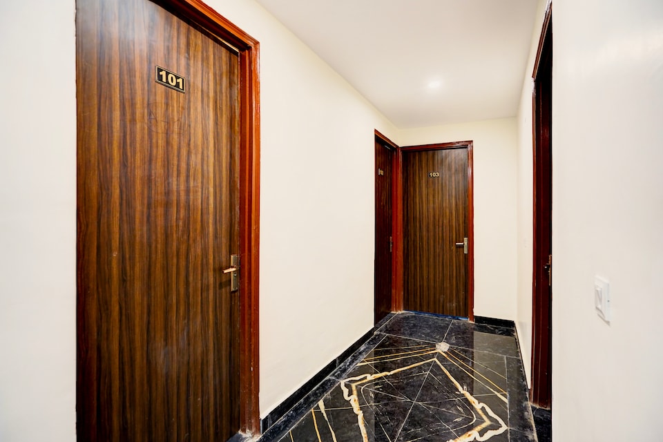 Hotel O Moonlight Hotel & Banquet, Noida Expressway SEZ, Noida