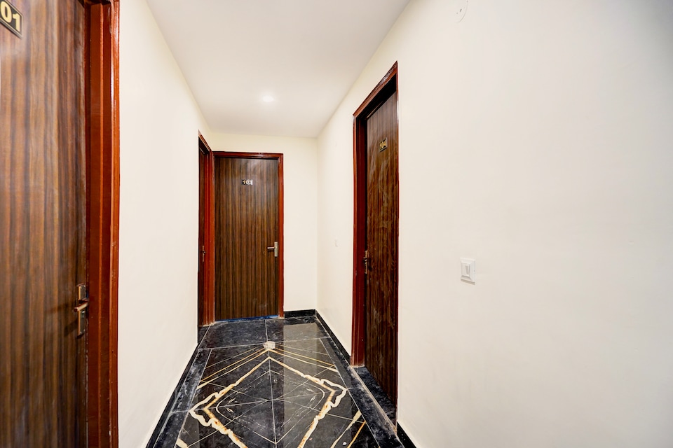 Hotel O Moonlight Hotel & Banquet, Noida Expressway SEZ, Noida