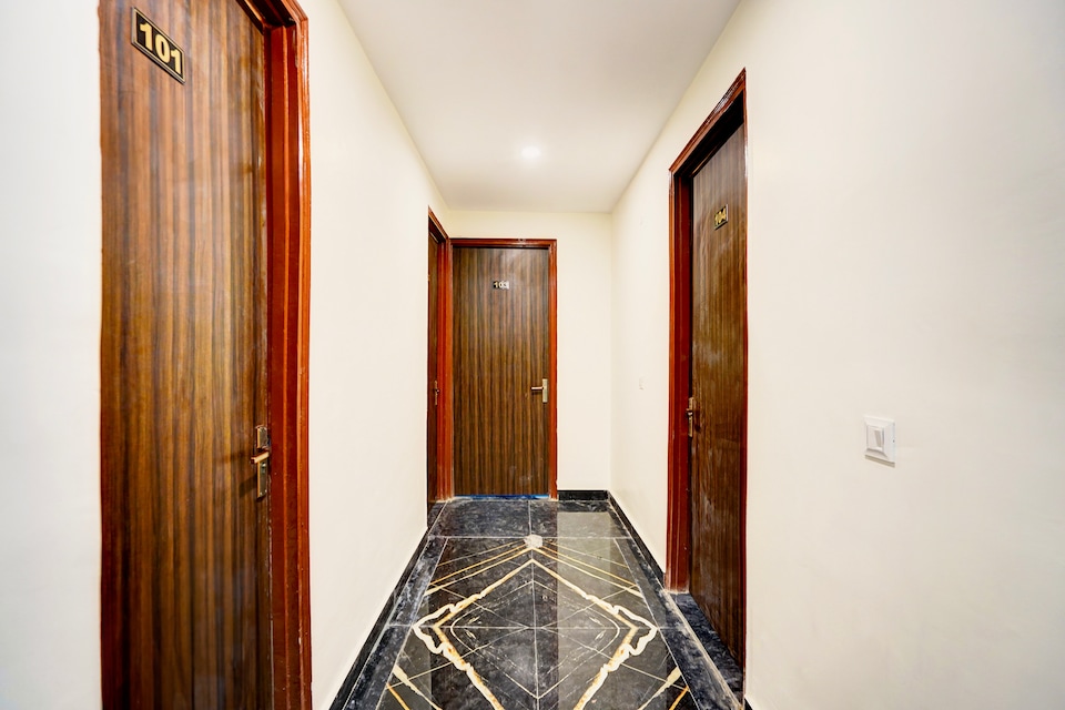 Hotel O Moonlight Hotel & Banquet, Noida Expressway SEZ, Noida