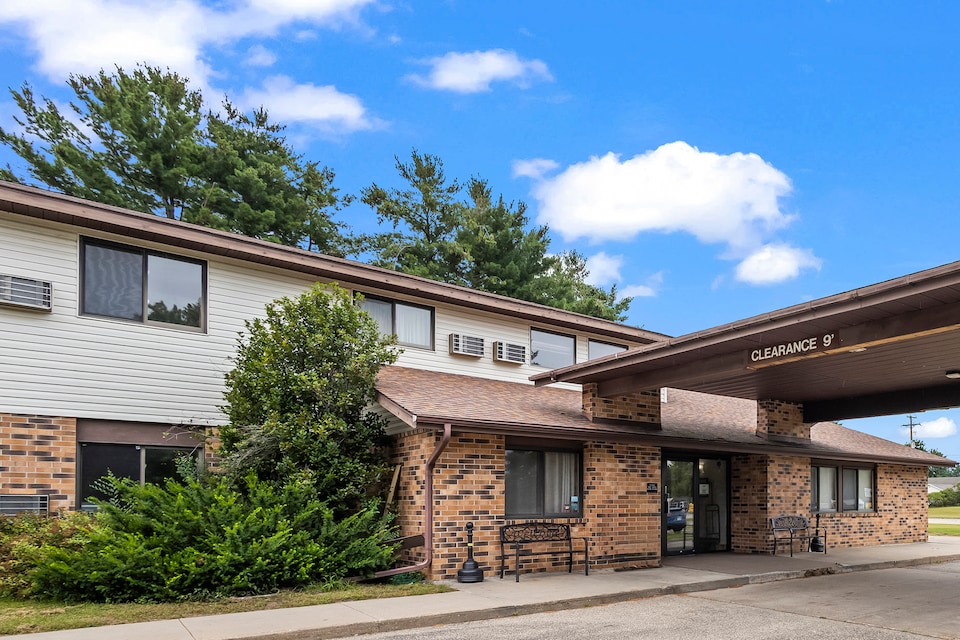 Wautoma Inn by OYO Near Airport WI 73,  Wautoma WI, Wautoma WI