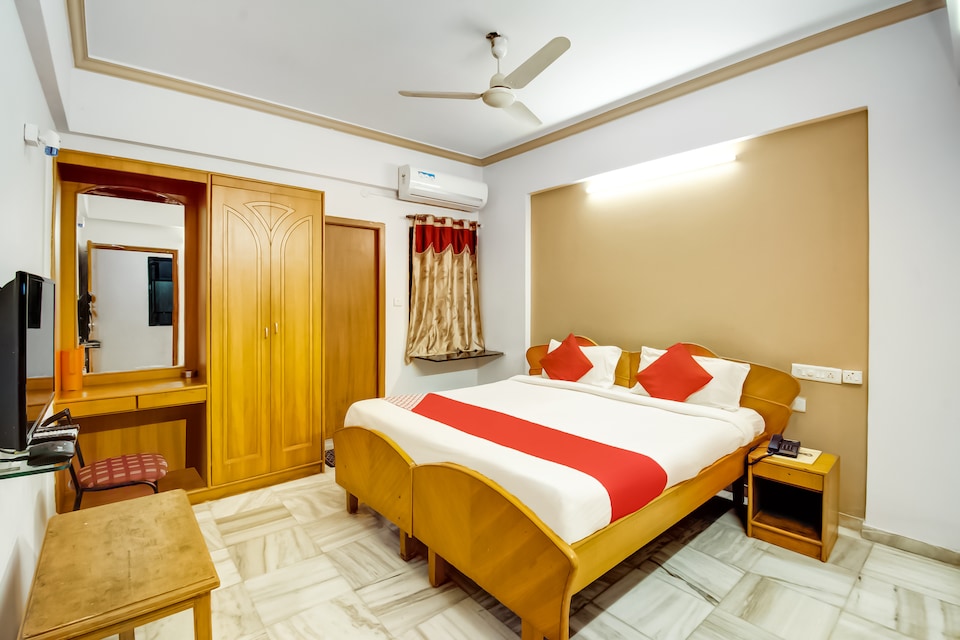 Capital O 12906 Amrutha Grand, Guntur, Guntur