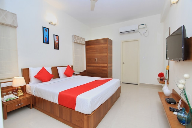 OYO Queen's Castle Near Sandhya Digital 4k Theatre