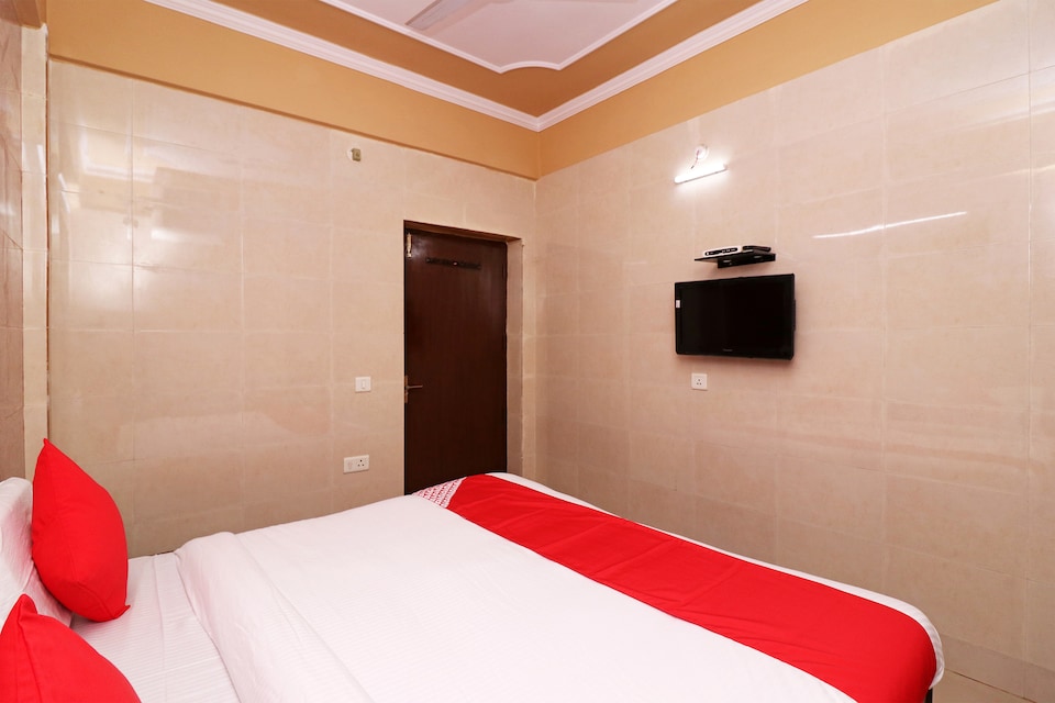 OYO 12933 Hotel Braj Bhawana, Banke Bihari Mandir Vrindavan, Vrindavan