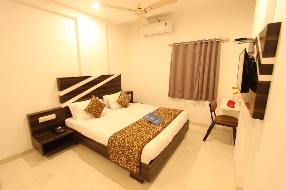 OYO 9110 Hotel Satkar, Surat Railway Station, Surat