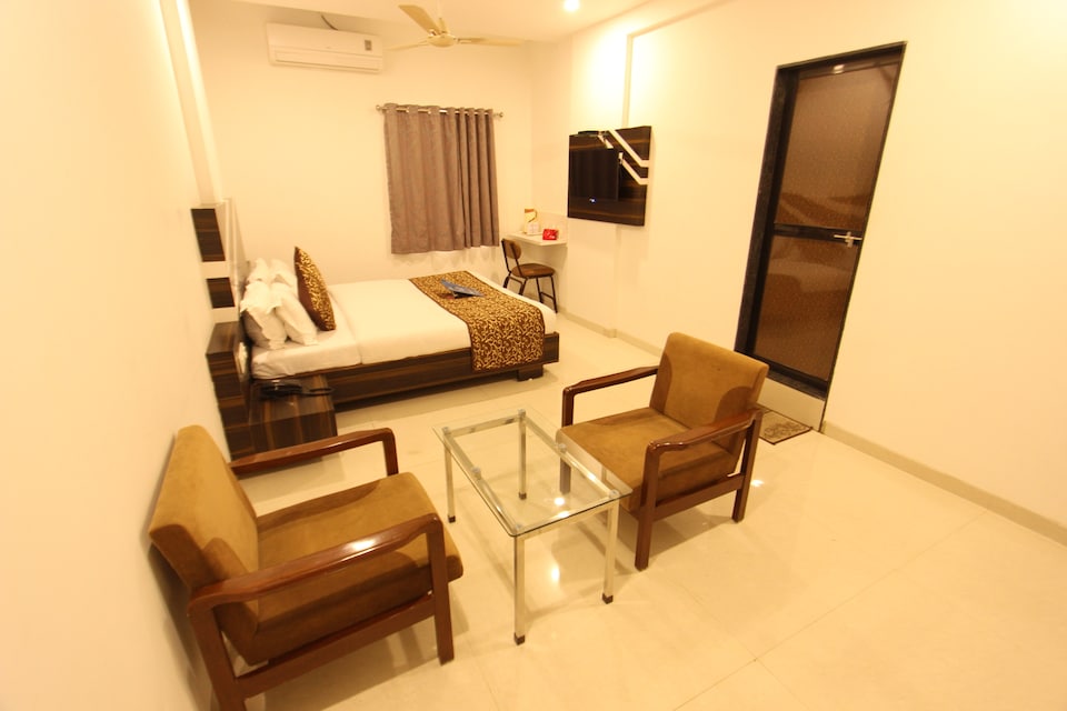 OYO 9110 Hotel Satkar, Surat Railway Station, Surat