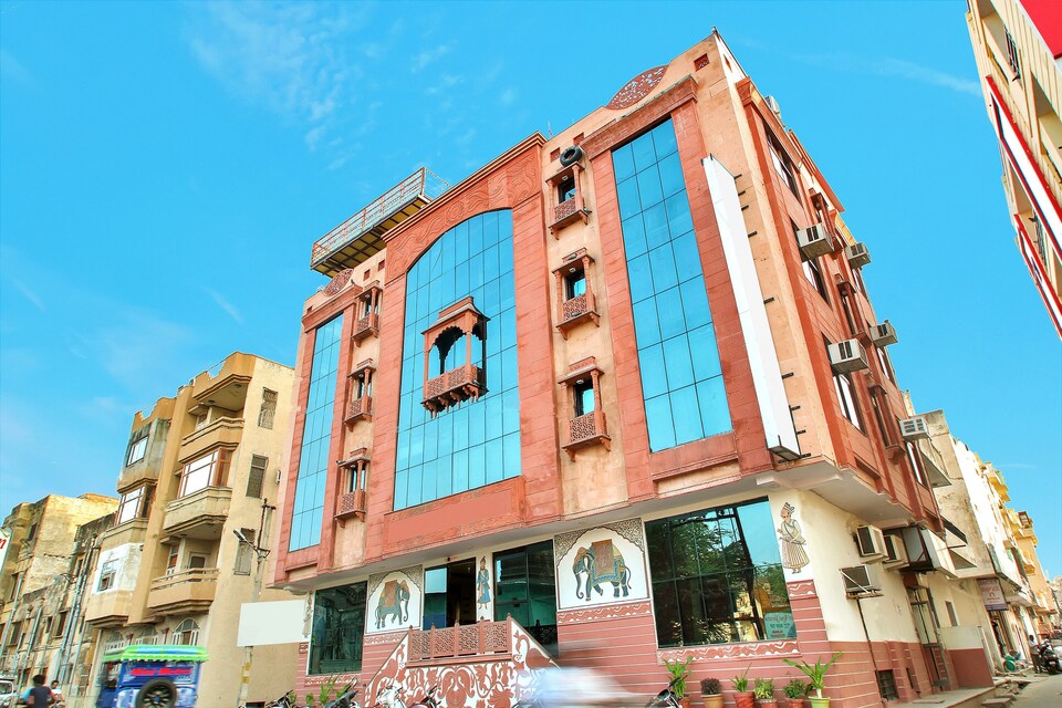 OYO 2105 Hotel Royal Sheraton, Hawa Mahal, Jaipur