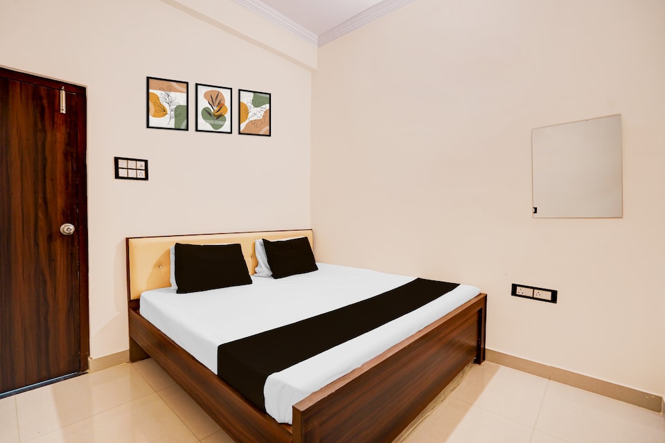 Hotel O Golden , Mall Road Kanpur, Kanpur