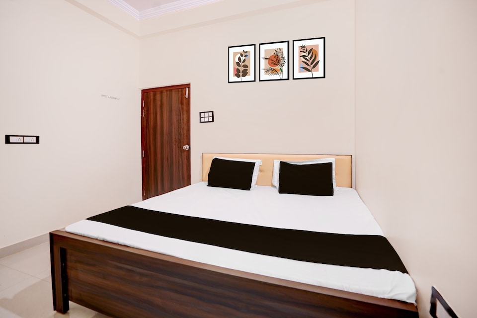 Hotel O Golden , Mall Road Kanpur, Kanpur