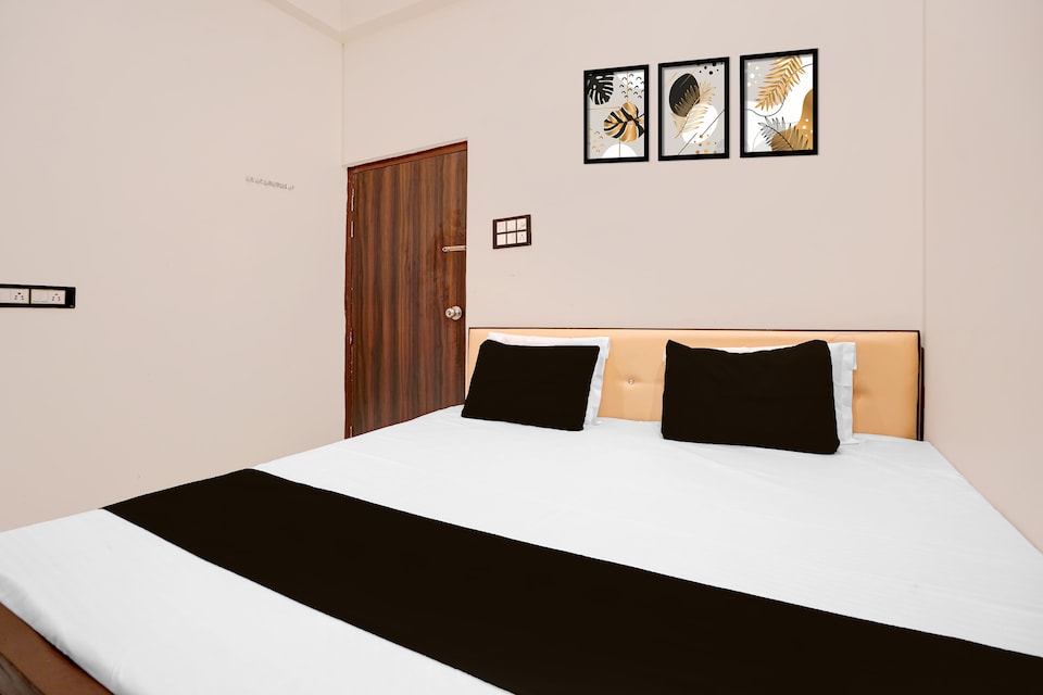 Hotel O Golden , Mall Road Kanpur, Kanpur