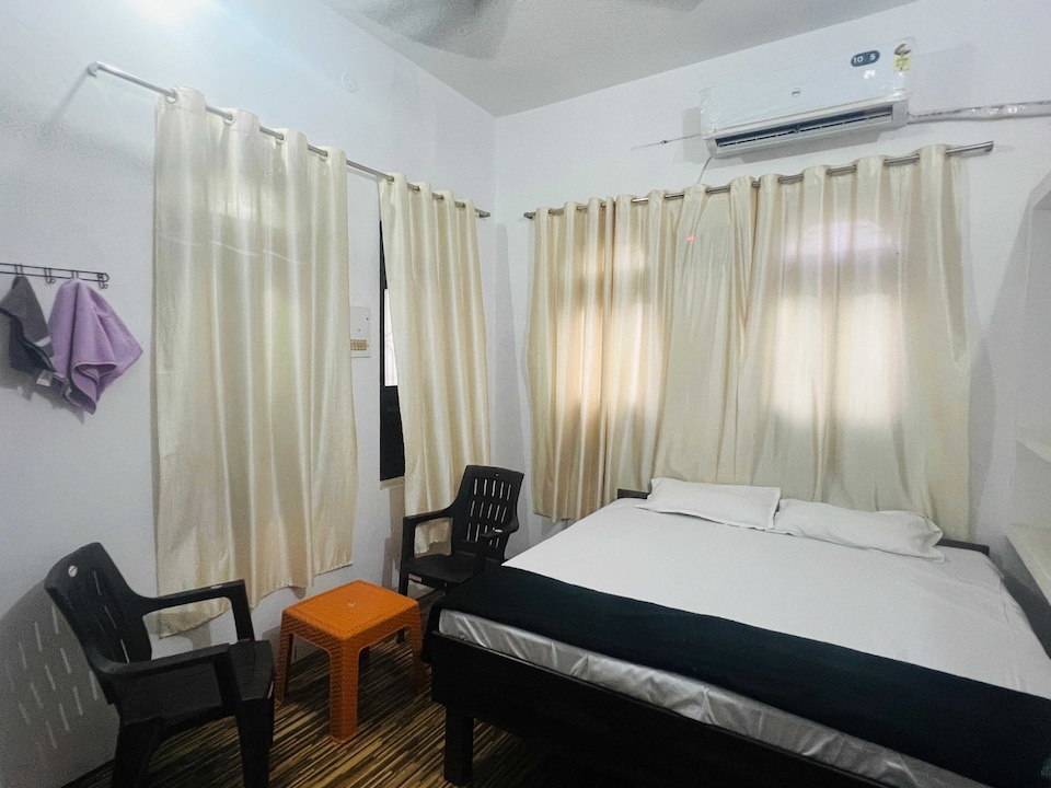 SPOT ON Hotel Samrat Inn Badshahpur Railway Station, Mungra Badshahpur, Mungra Badshahpur