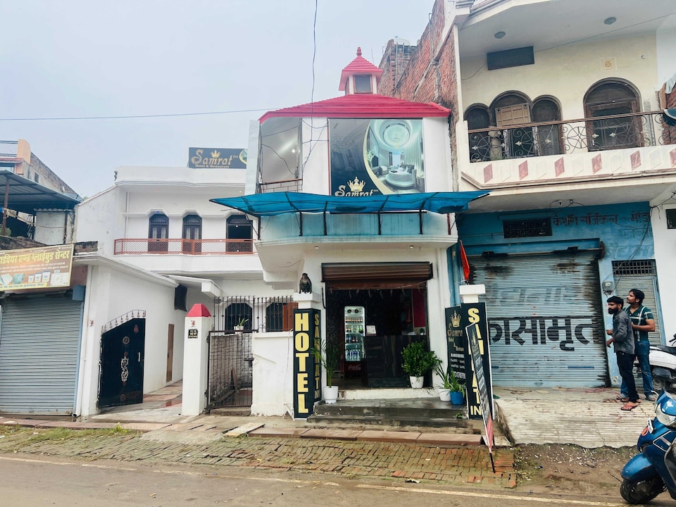 SPOT ON Hotel Samrat Inn Badshahpur Railway Station, Mungra Badshahpur, Mungra Badshahpur