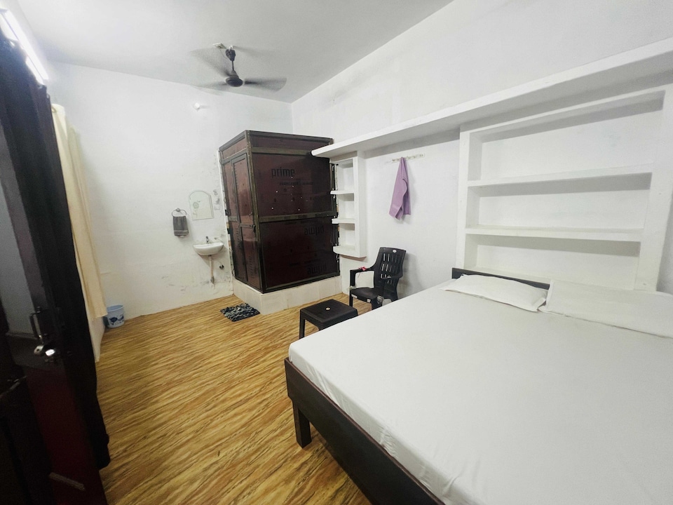 SPOT ON Hotel Samrat Inn Badshahpur Railway Station, Mungra Badshahpur, Mungra Badshahpur