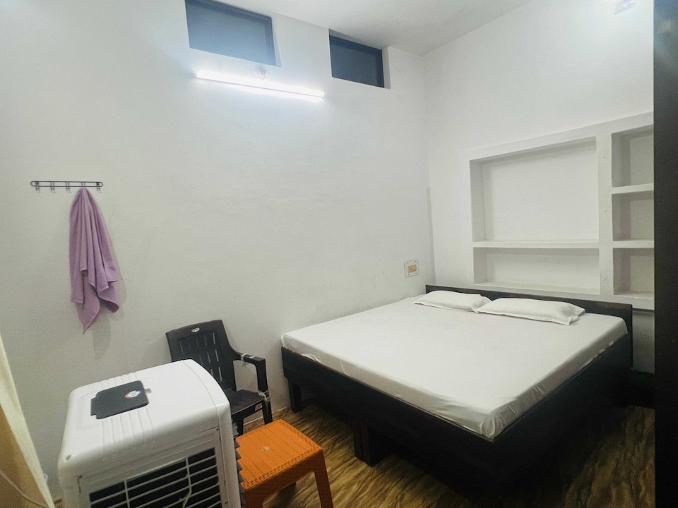 SPOT ON Hotel Samrat Inn Badshahpur Railway Station, Mungra Badshahpur, Mungra Badshahpur