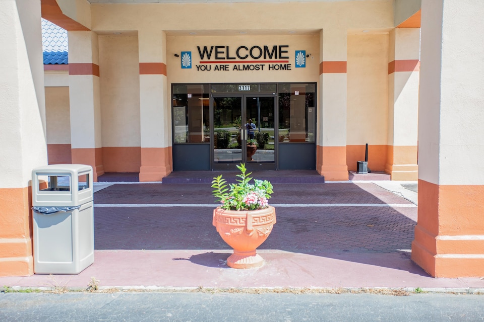 OYO hotel Greensboro east I 40, C27403, Greensboro