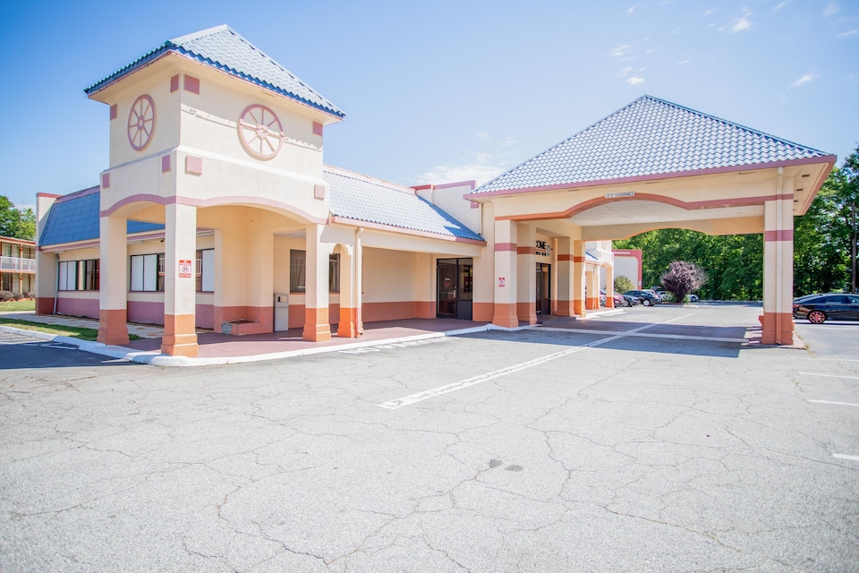 OYO hotel Greensboro east I 40, C27403, Greensboro