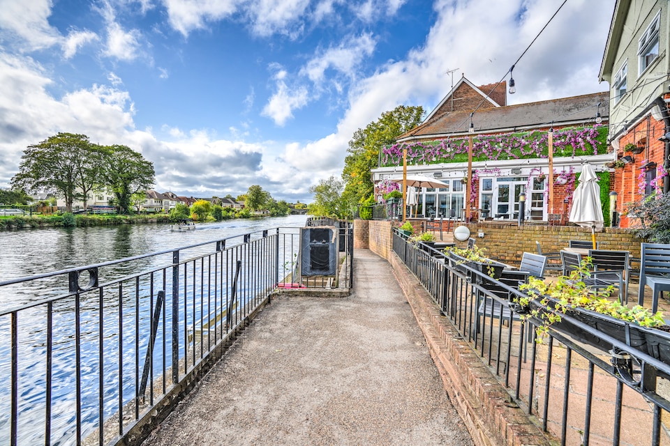 Sunday London Staines-upon-Thames Heathrow T5, Heathrow London, London