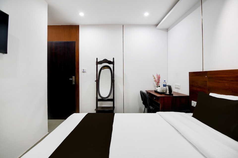 Super Collection O Chinar Park Near Airport, VIP Road Kolkata, Kolkata