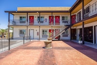 Hotel Avenida Victorville I 15