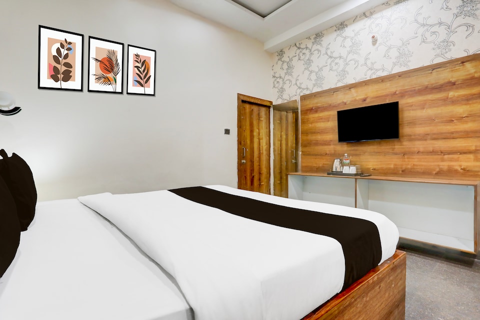 Collection O Naroli Chowraha Mathura, Mathura Station, Mathura