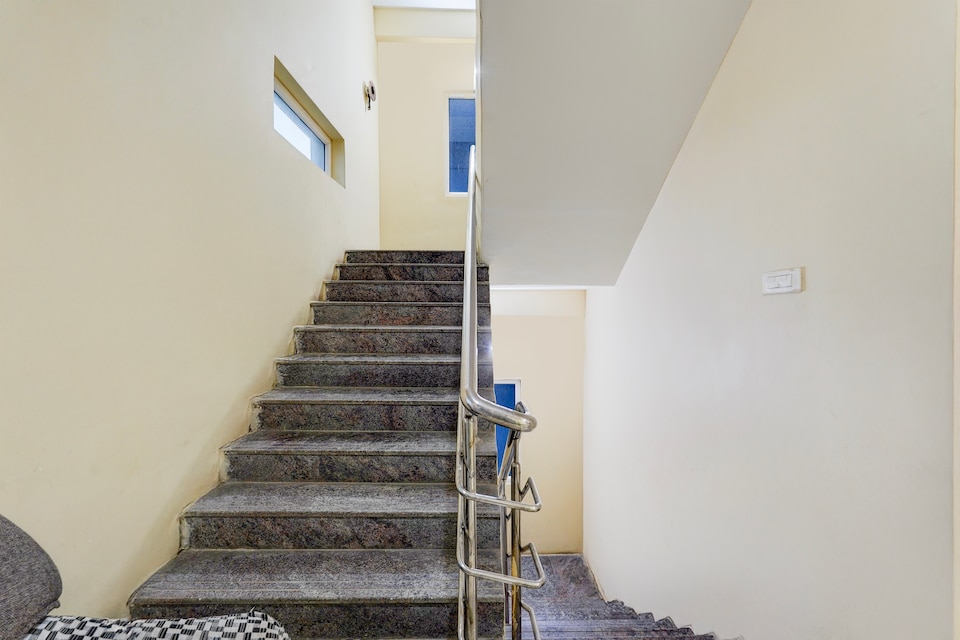 Super OYO Hotel O Airport Road Near Leela Mahal, Transit Tirupati, Tirupati