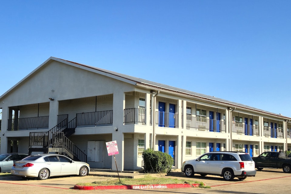 Deluxe Inn Motel By OYO Grand Prairie Interstate 30, C75050, Dallas