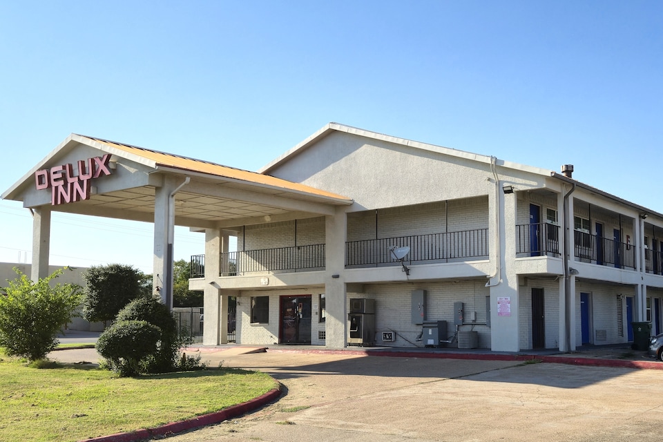 Deluxe Inn Motel By OYO Grand Prairie Interstate 30, C75050, Dallas