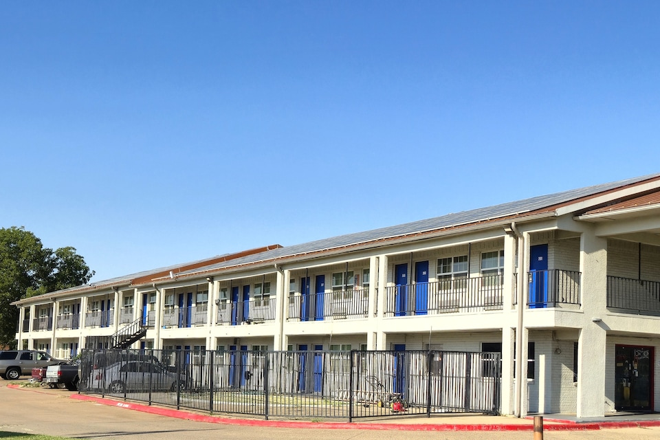 Deluxe Inn Motel By OYO Grand Prairie Interstate 30, C75050, Dallas