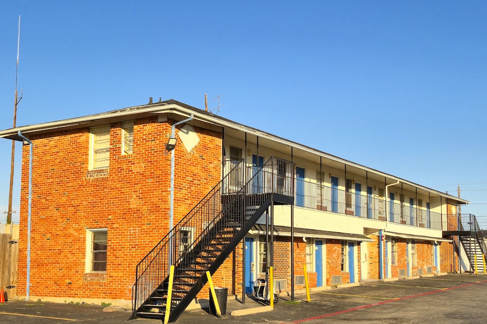 Cole Manor Motel By OYO Love Field Market Center, C75204, Dallas