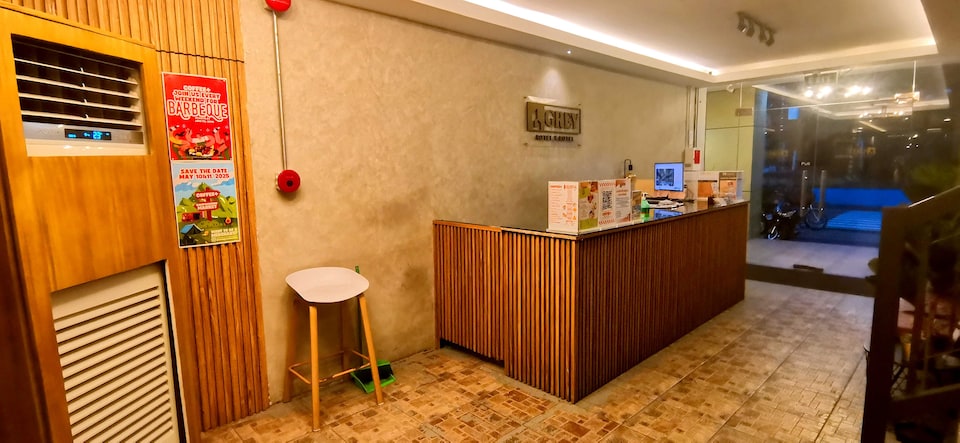 Townhouse Oak Grey Hotel Near Clark International Airport, Angeles, Pampanga