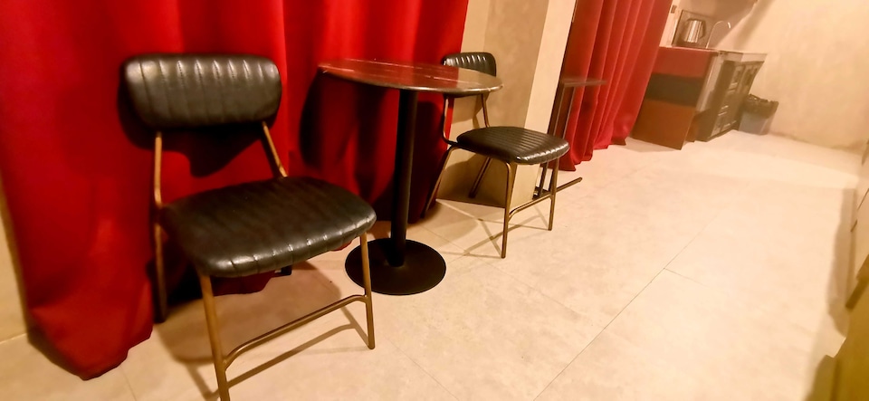 Townhouse Oak Grey Hotel Near Clark International Airport, Angeles, Pampanga