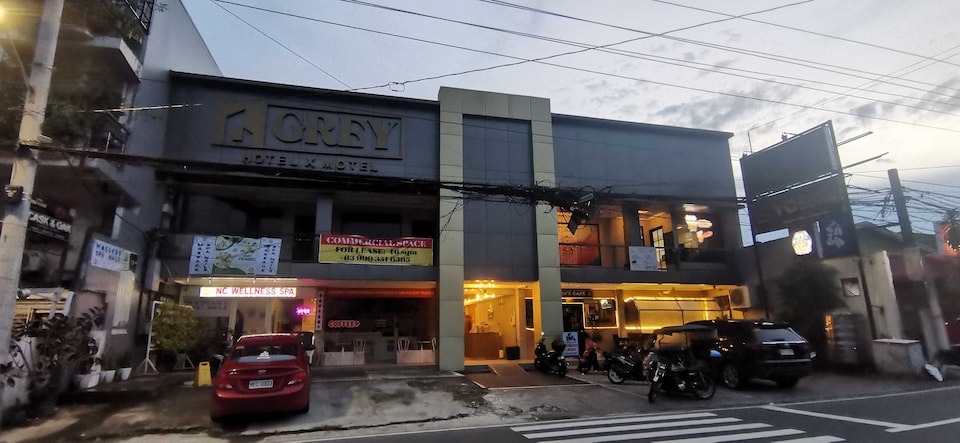Townhouse Oak Grey Hotel Near Clark International Airport, Angeles, Pampanga