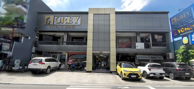 Townhouse Oak Grey Hotel Near Clark International Airport