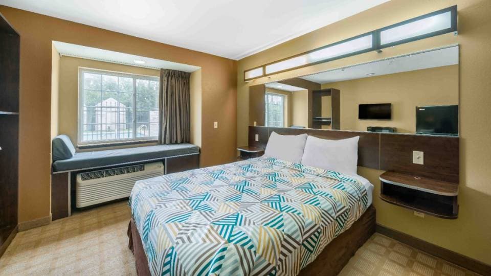 1 Queen Bed | Mobil Access Tub Nsmk Micfridg