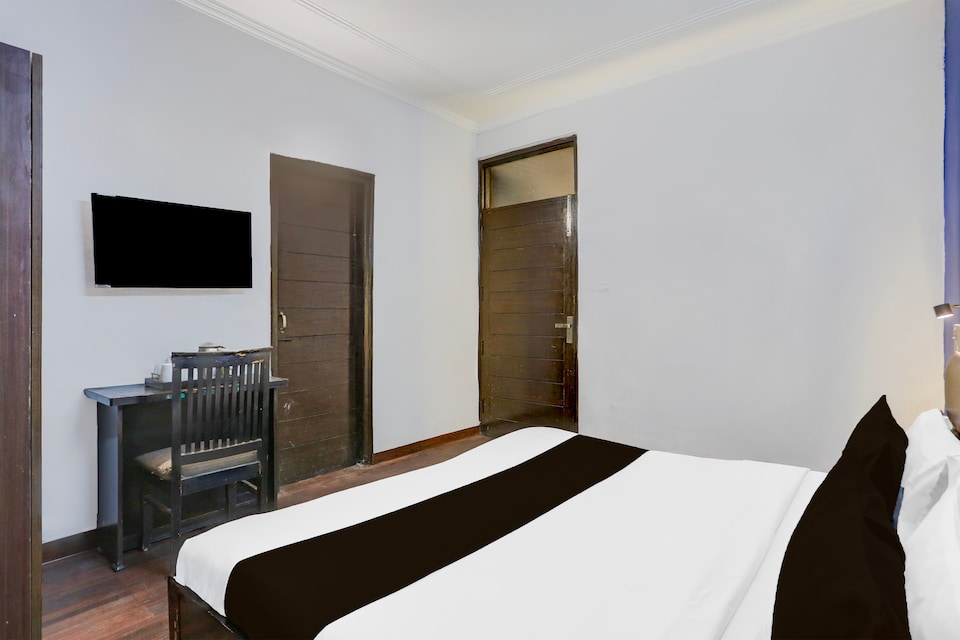 OYO Townhouse Anmol Residency Near Saket Metro Delhi, Saket Delhi, Delhi