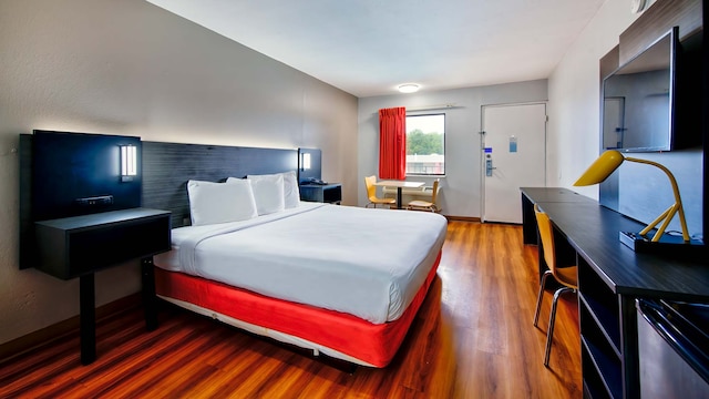 1 King Bed | Non-Smoking