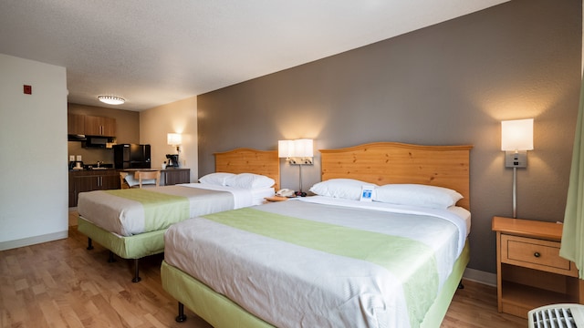 2 Queen Beds | ADA/Roll-In Shower, Nsmk