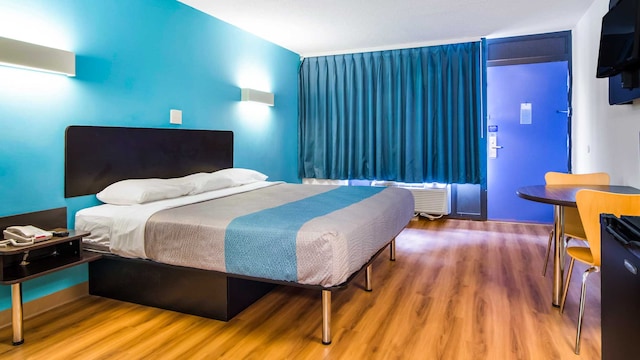 1 King Bed | Mobil Access Tub Nsmk Micfridg