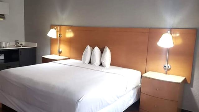 1 King Bed | Non-Smoking, Micfridge