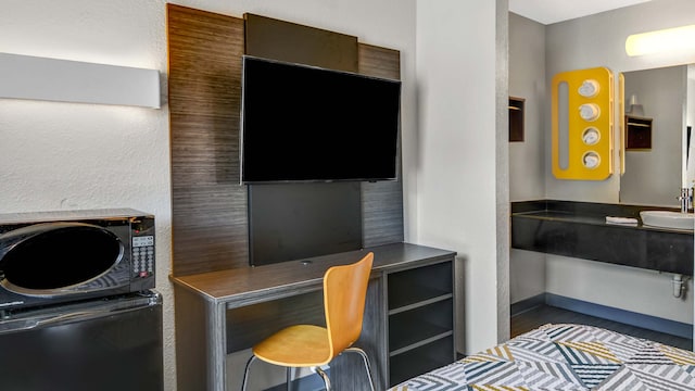 1 Queen Bed | Smoking