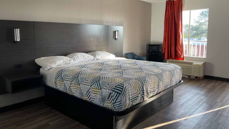 1 King Bed | Smoking, Micfridge