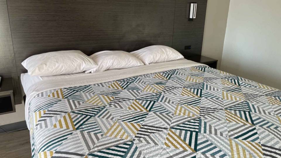 1 King Bed | Mob Acc RI Shwr Nsmk Micfridg